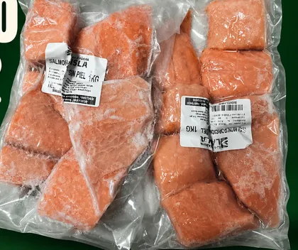 Salmón congelado sin piel